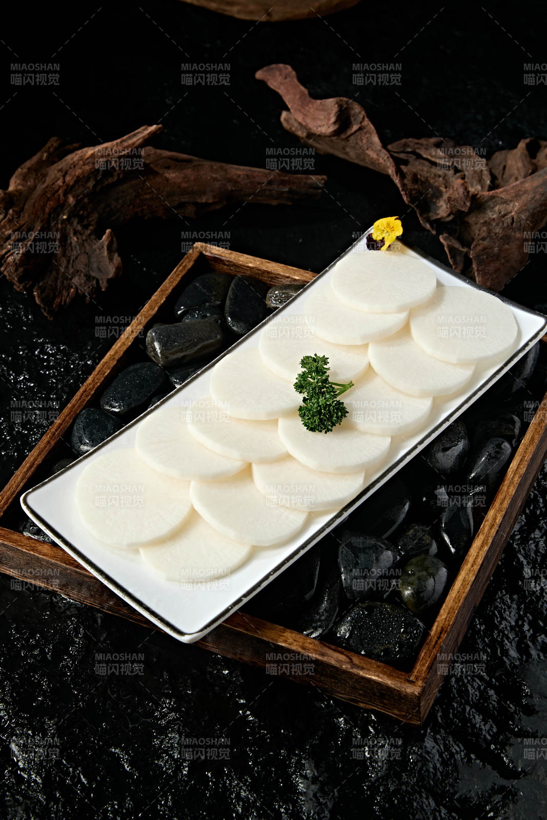 一盘新鲜白萝卜切片