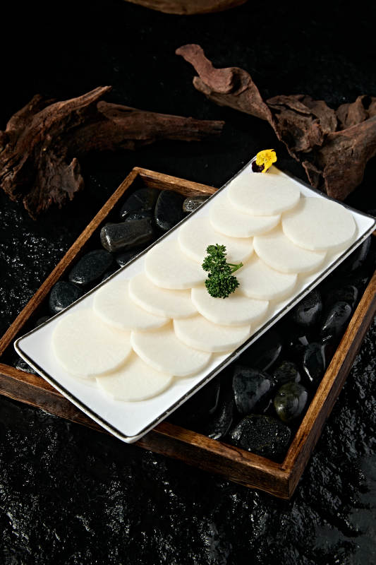 一盘新鲜白萝卜切片