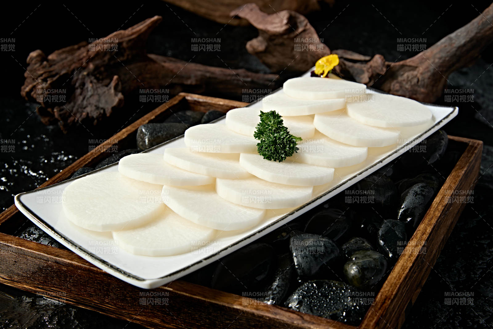 一盘新鲜白萝卜切片