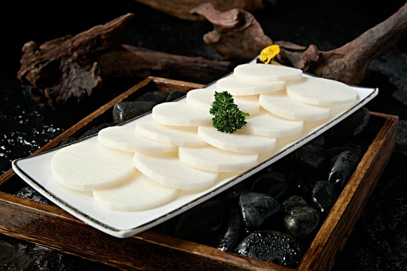 一盘新鲜白萝卜切片