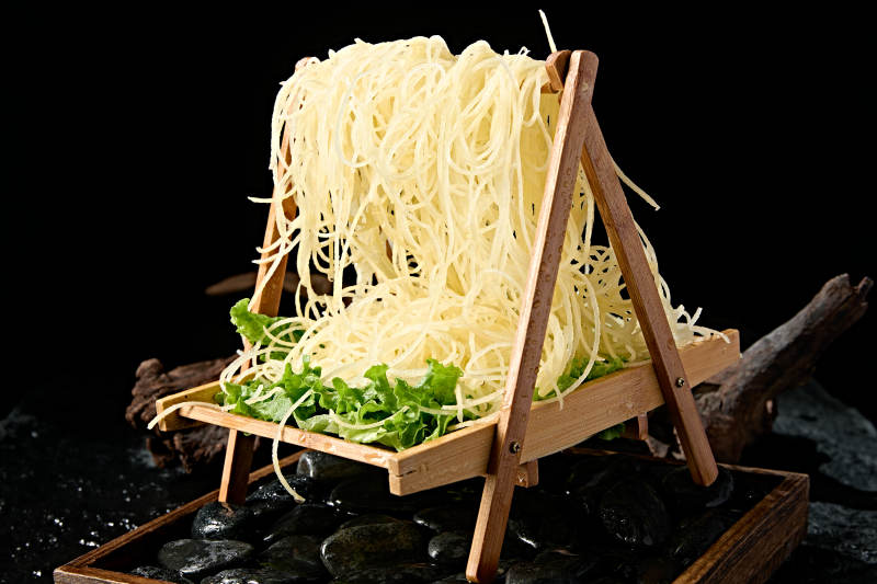 美味火锅食材晾干鲜切土豆丝