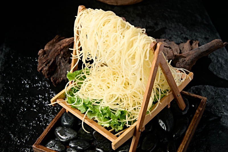 美味火锅食材晾干鲜切土豆丝