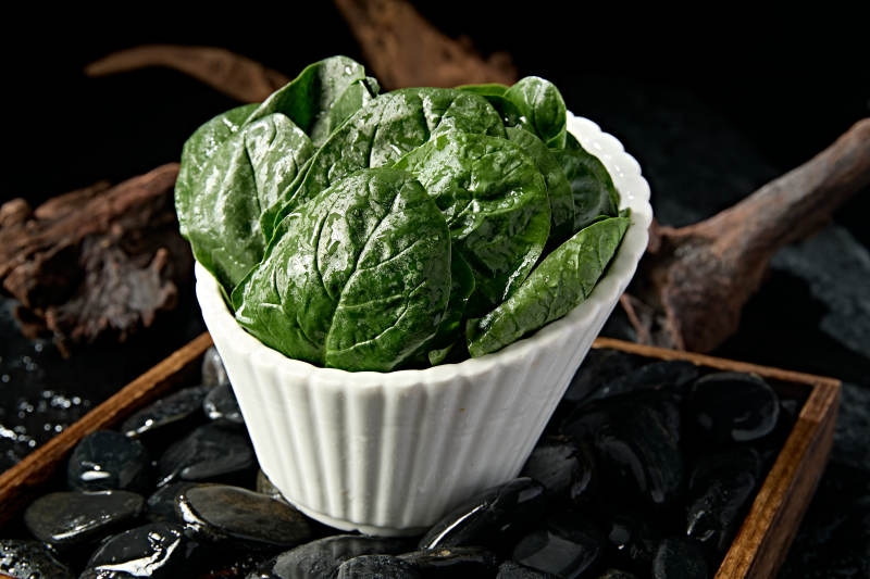 新鲜的火锅食材鲜嫩菠菜