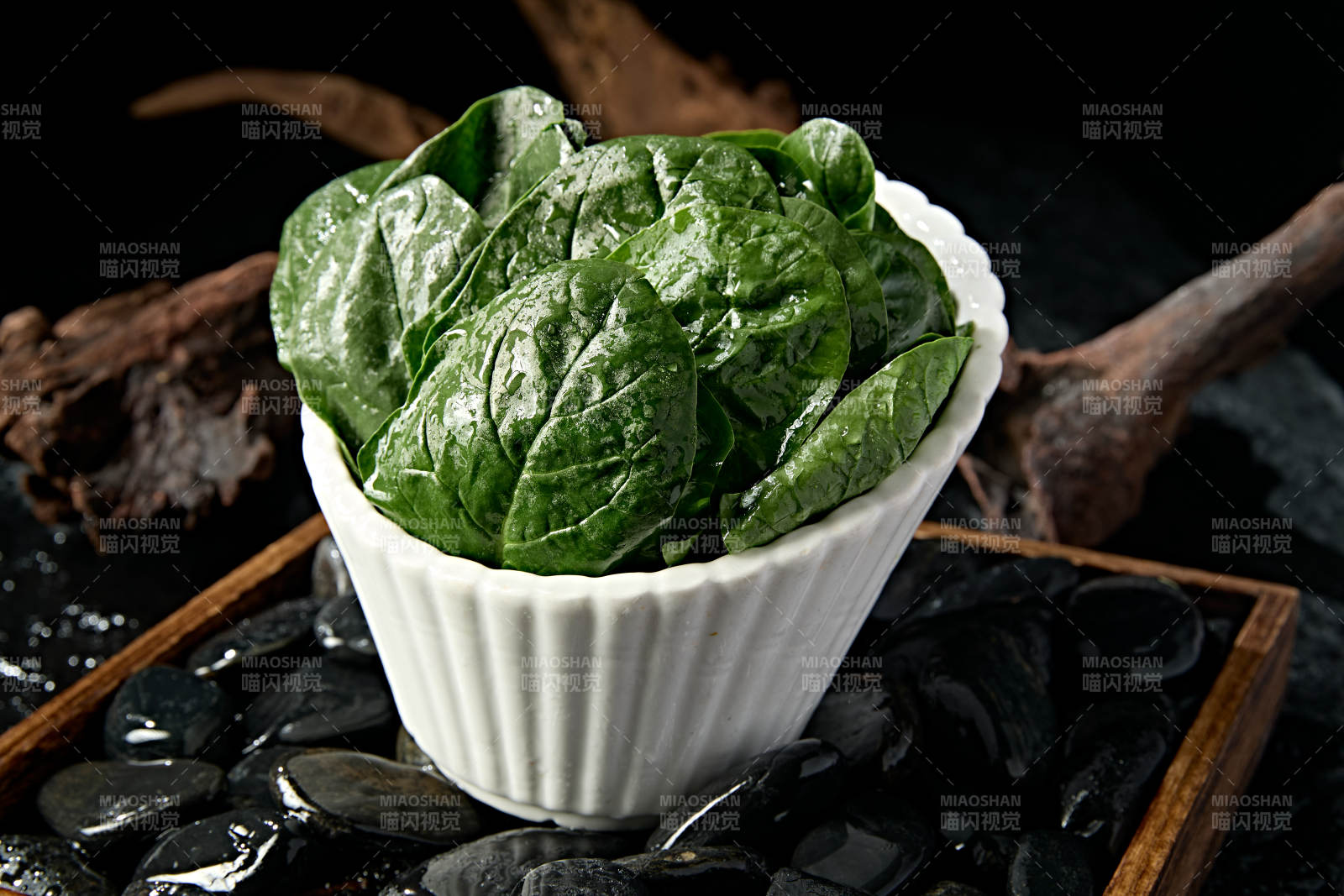 新鲜的火锅食材鲜嫩菠菜