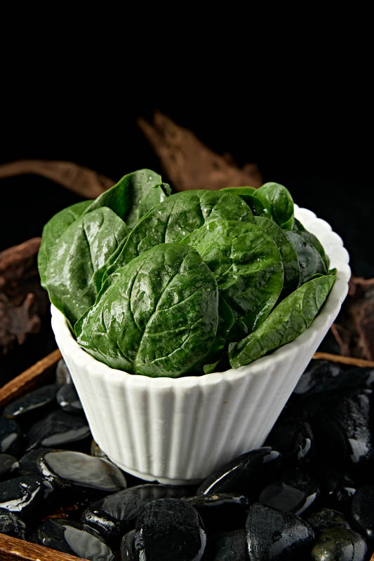 新鲜的火锅食材鲜嫩菠菜