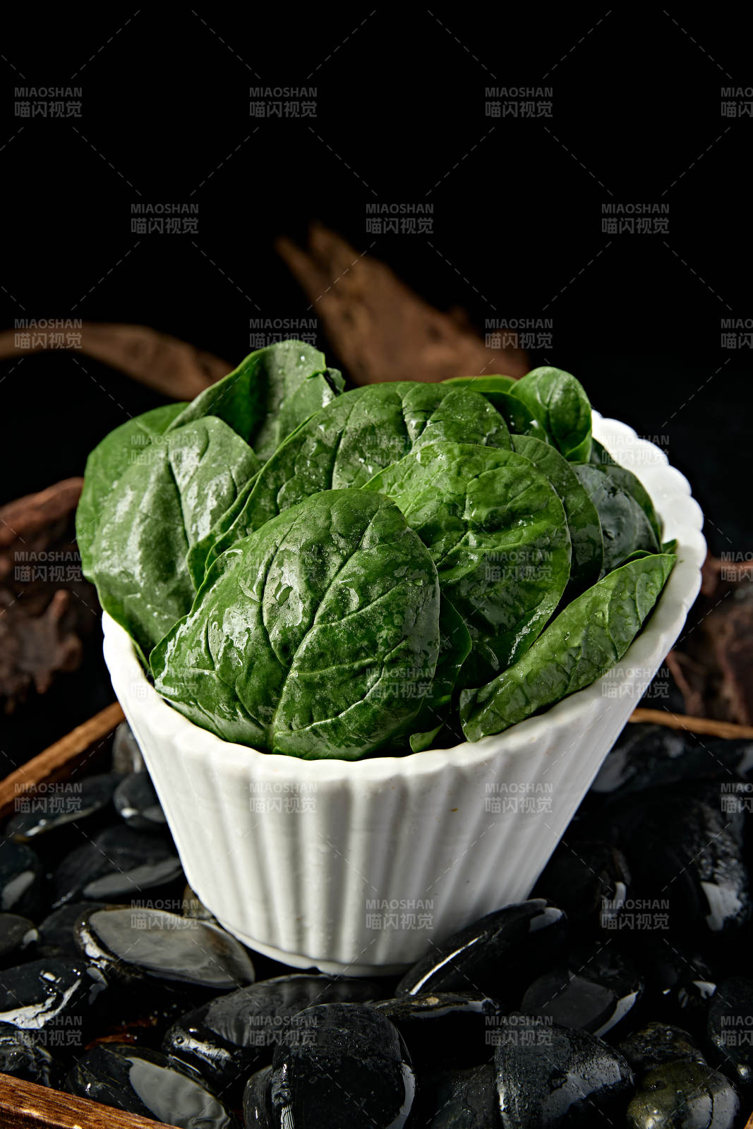 新鮮的火鍋食材鮮嫩菠菜