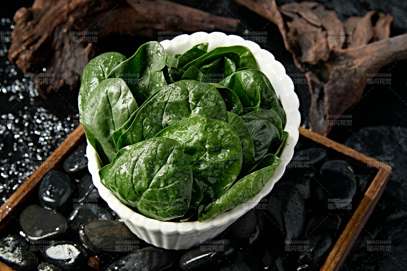 新鮮的火鍋食材鮮嫩菠菜