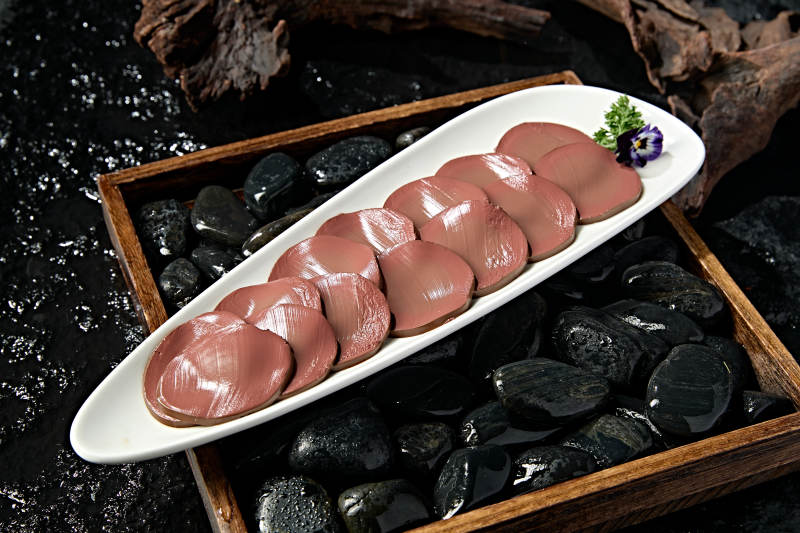 白色瓷盘装的火锅食材鸭血切片