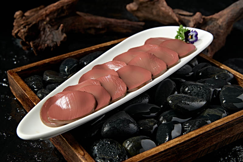 白色瓷盘装的火锅食材鸭血切片