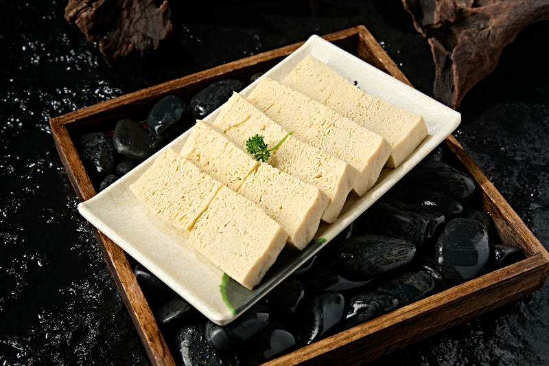 火锅食材一盘冻豆腐切片