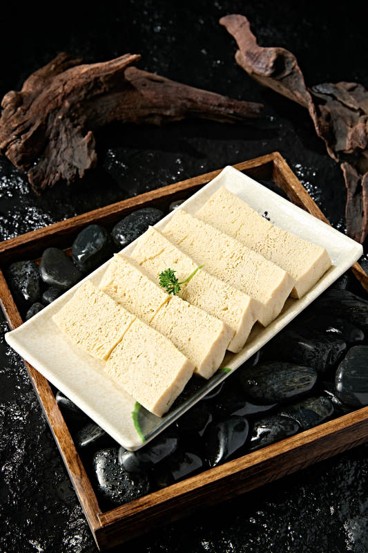 火锅食材一盘冻豆腐切片