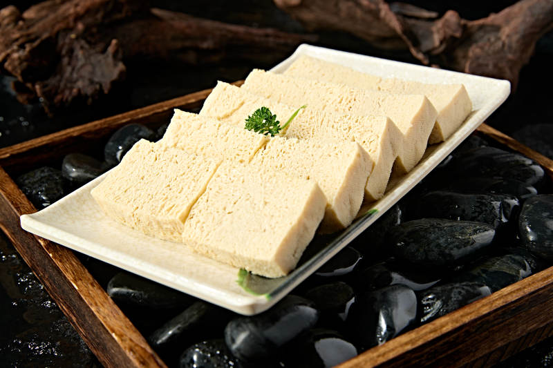 火锅食材一盘冻豆腐切片