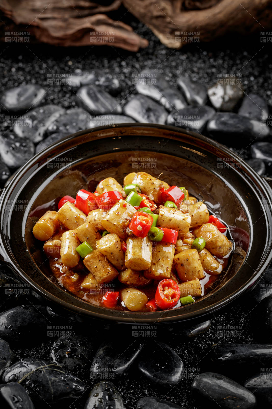 黑色砂锅装的锅烧长山药