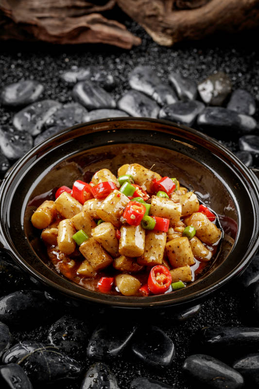 黑色砂锅装的锅烧长山药