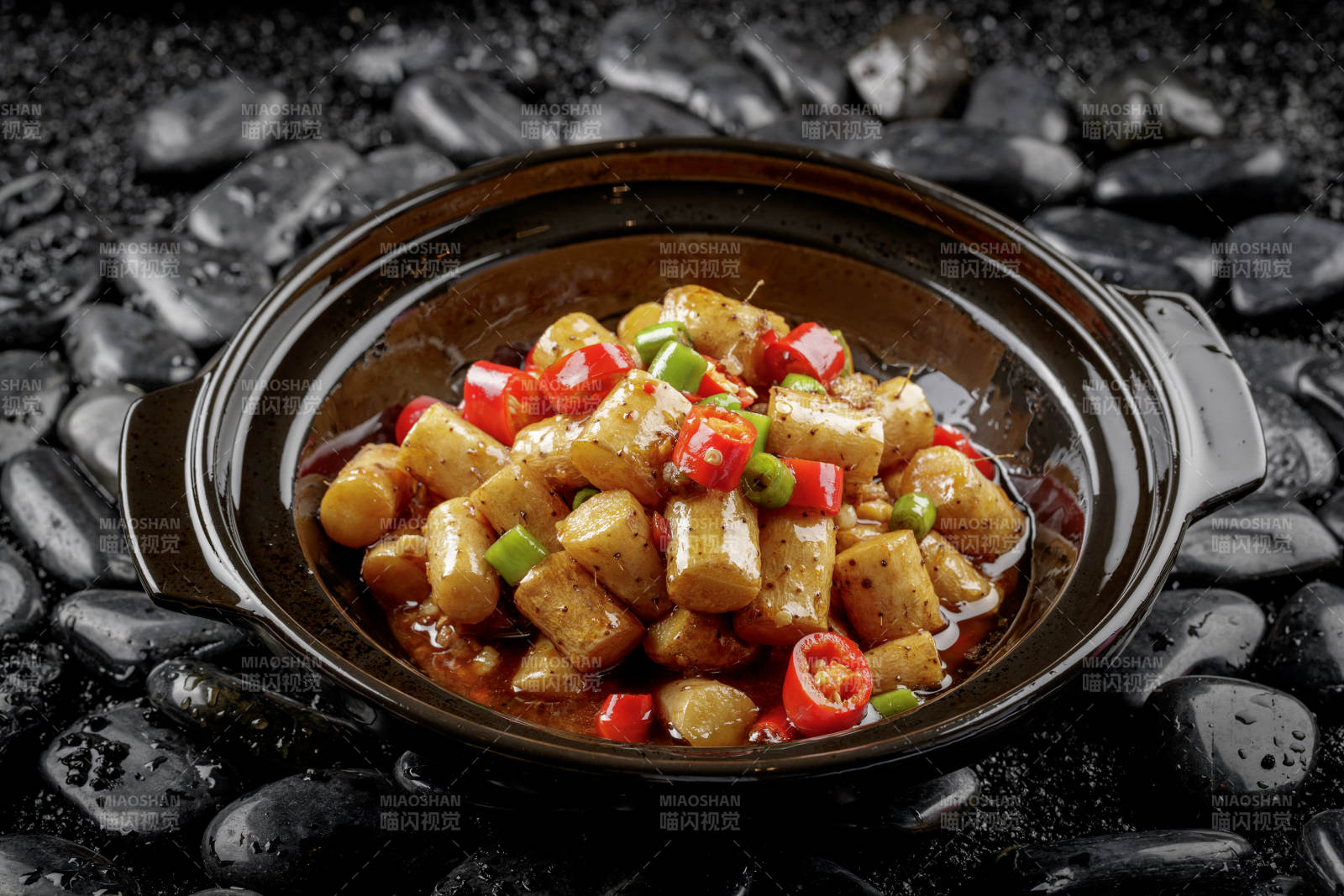 黑色砂锅装的锅烧长山药