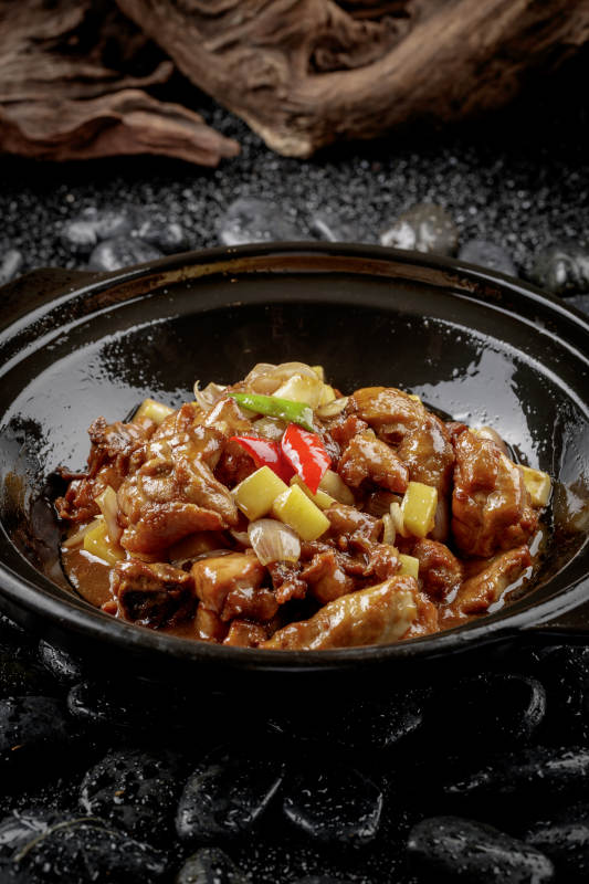 黑色砂鍋裝的鍋燒雞