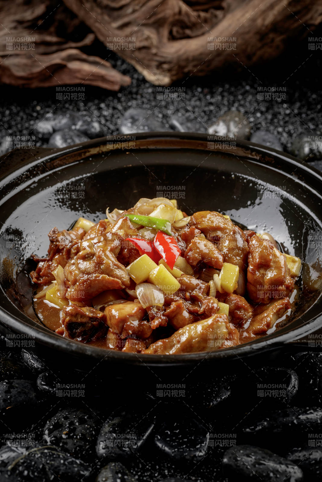 黑色砂鍋裝的鍋燒雞