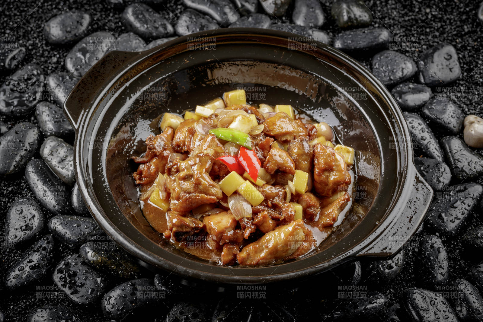 黑色砂鍋裝的鍋燒雞