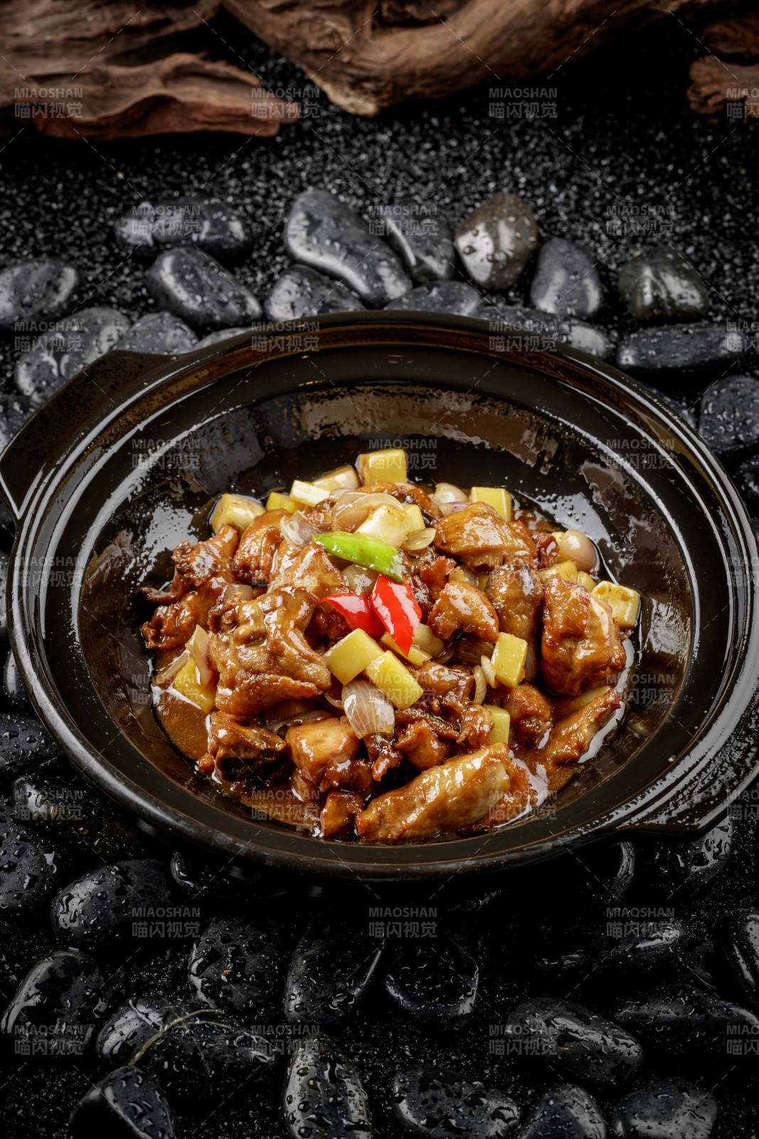 黑色砂鍋裝的鍋燒雞