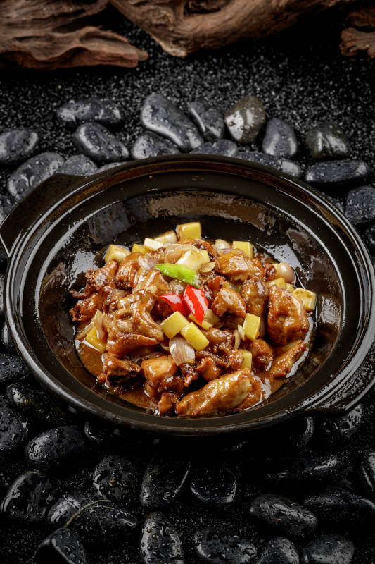 黑色砂鍋裝的鍋燒雞