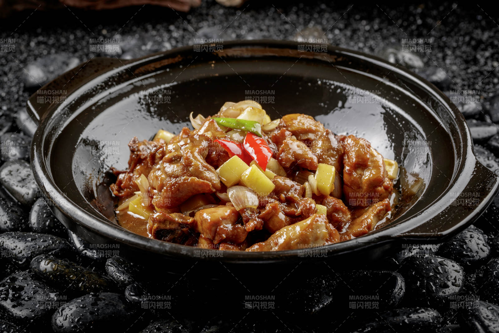 黑色砂鍋裝的鍋燒雞