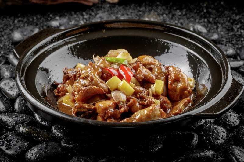 黑色砂鍋裝的鍋燒雞