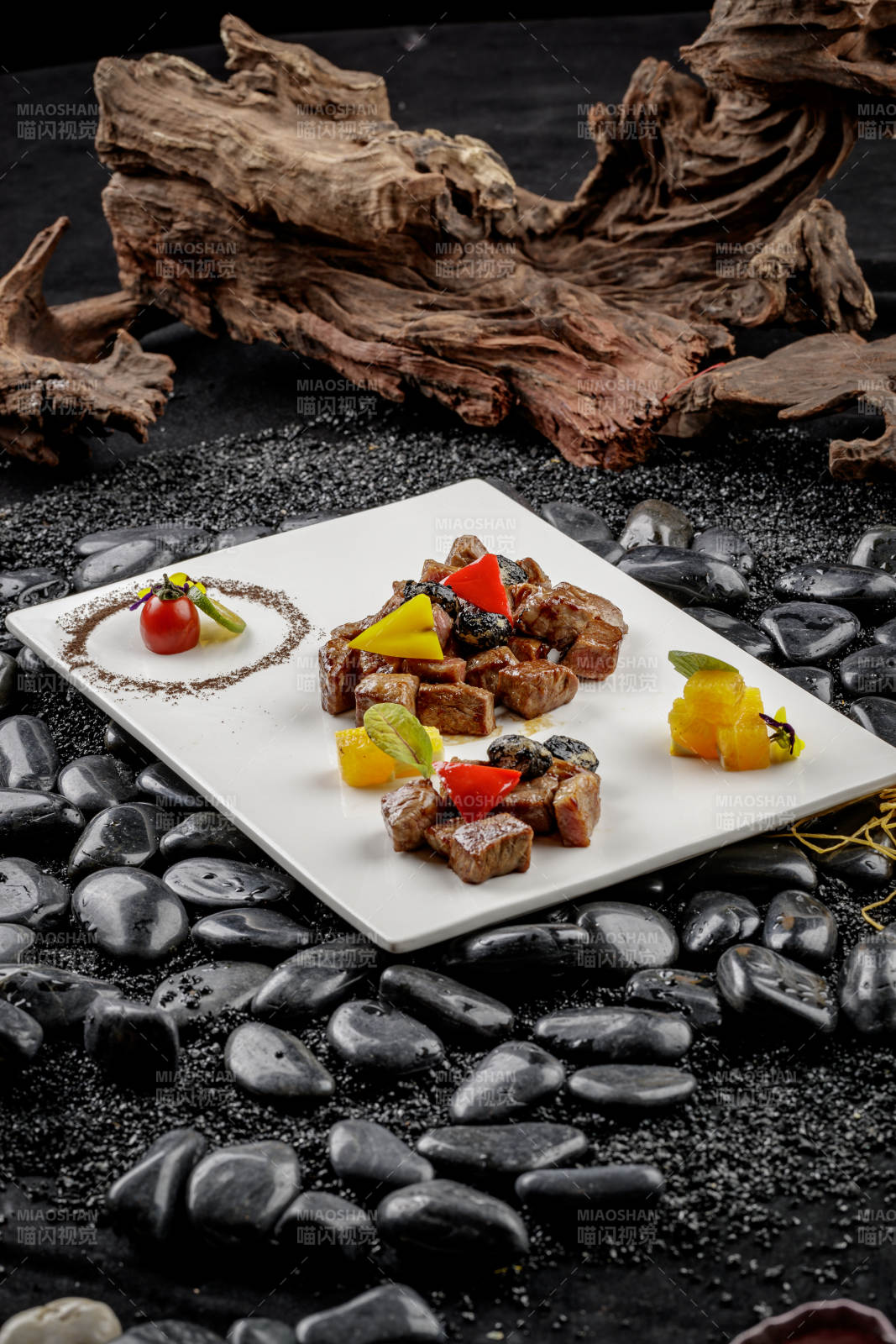 黑蒜牛小排摆放在黑色鹅卵石上