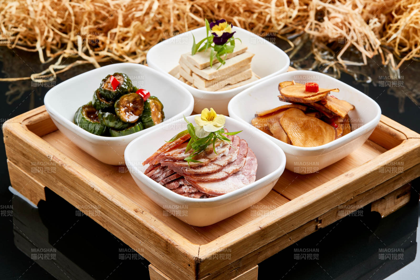 木质方桌摆放的农家四碗香