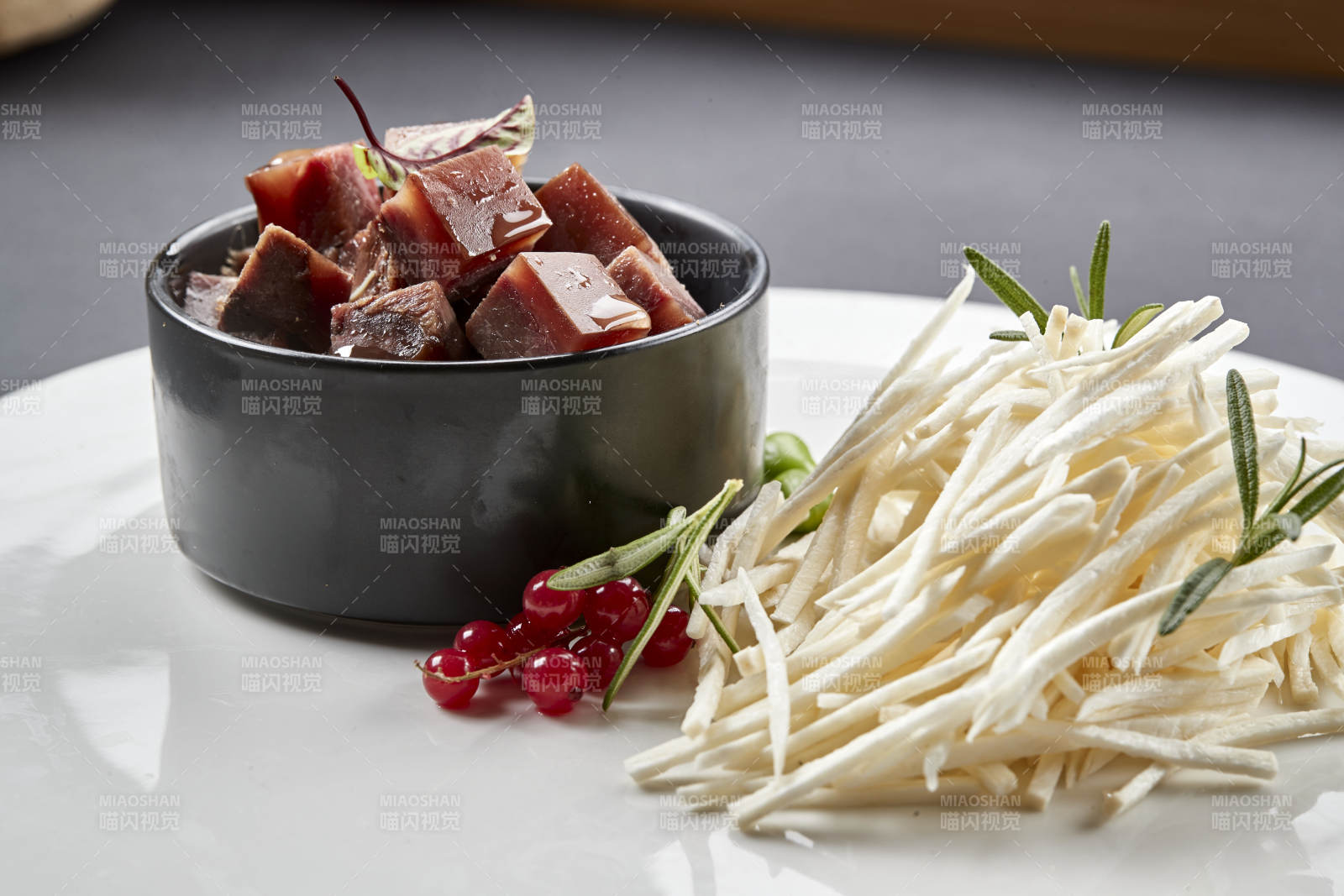 美味凉菜马牙山药丝配熏酱猪方肉