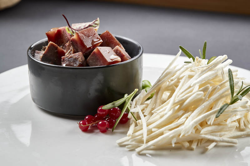 美味凉菜马牙山药丝配熏酱猪方肉