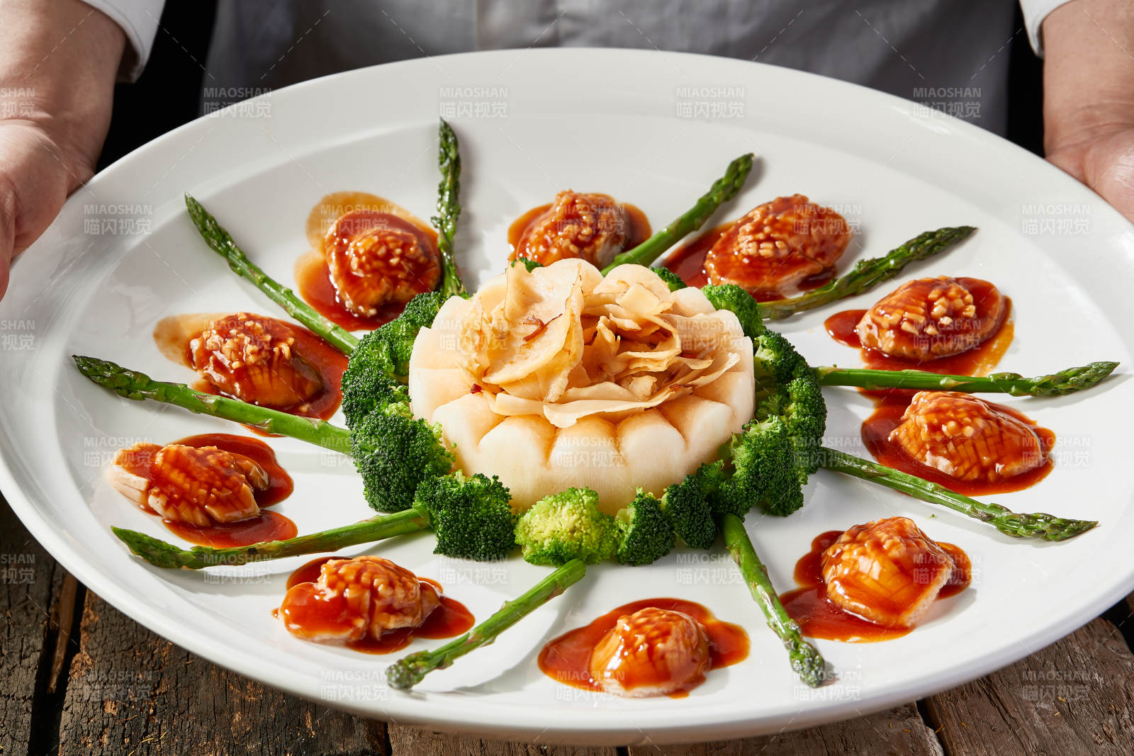 澆汁鮑魚配蘆筍大螺片