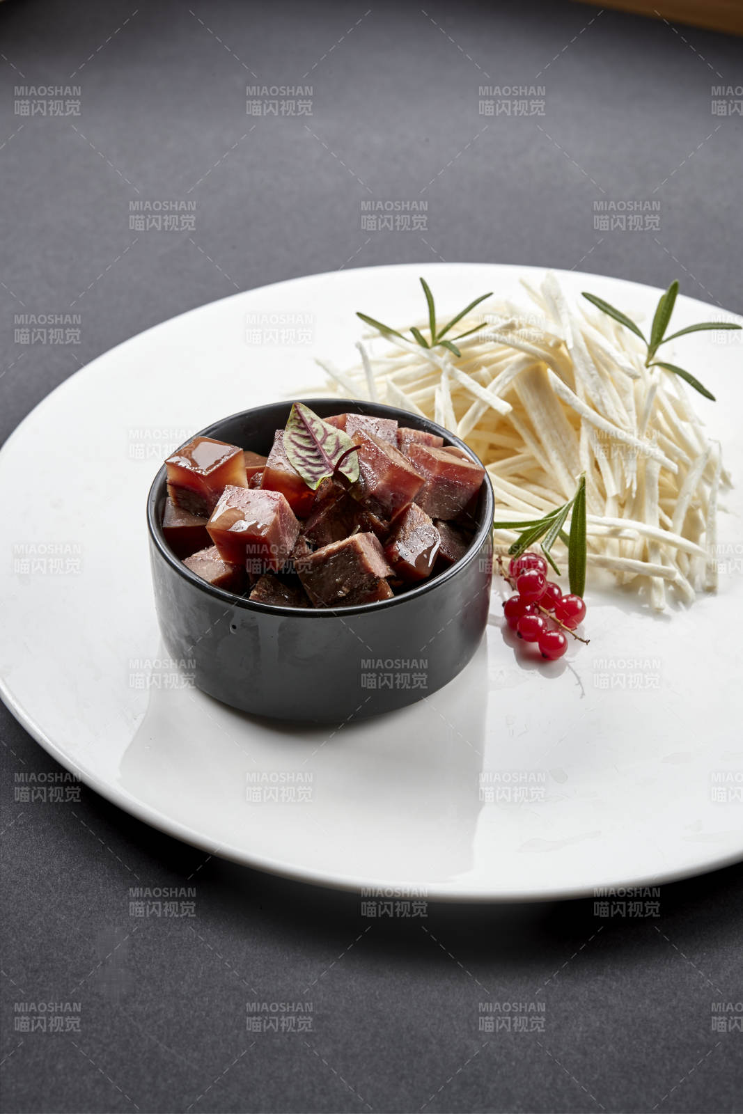 美味凉菜马牙山药丝配熏酱猪方肉