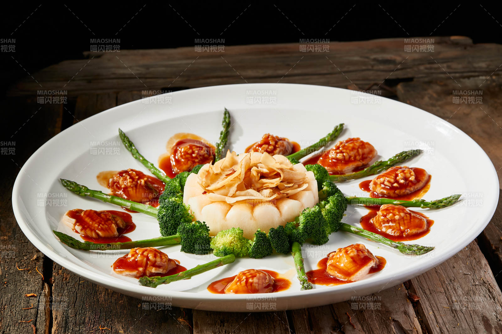 澆汁鮑魚配蘆筍大螺片