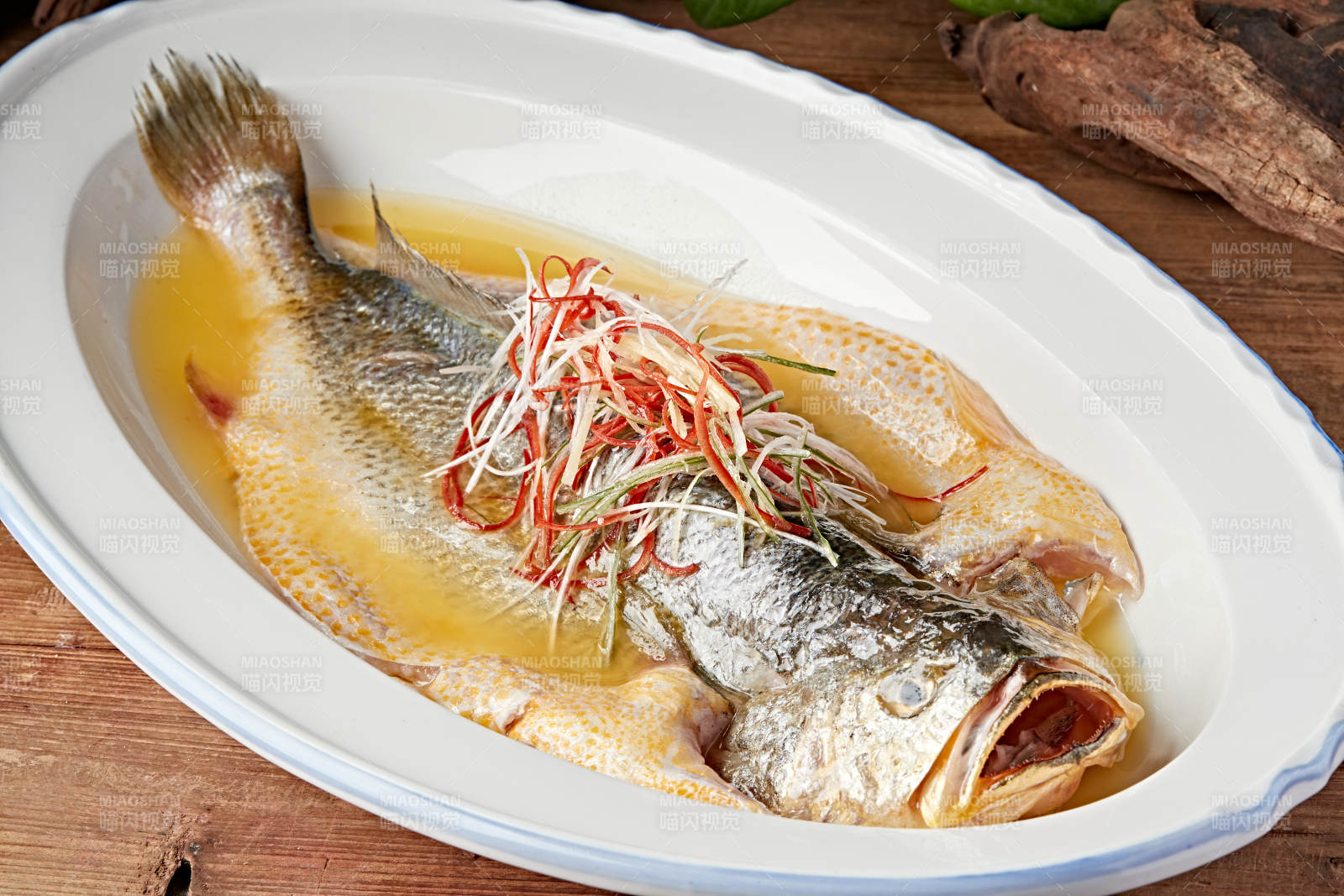 清蒸浓汤大黄鱼-摄影图