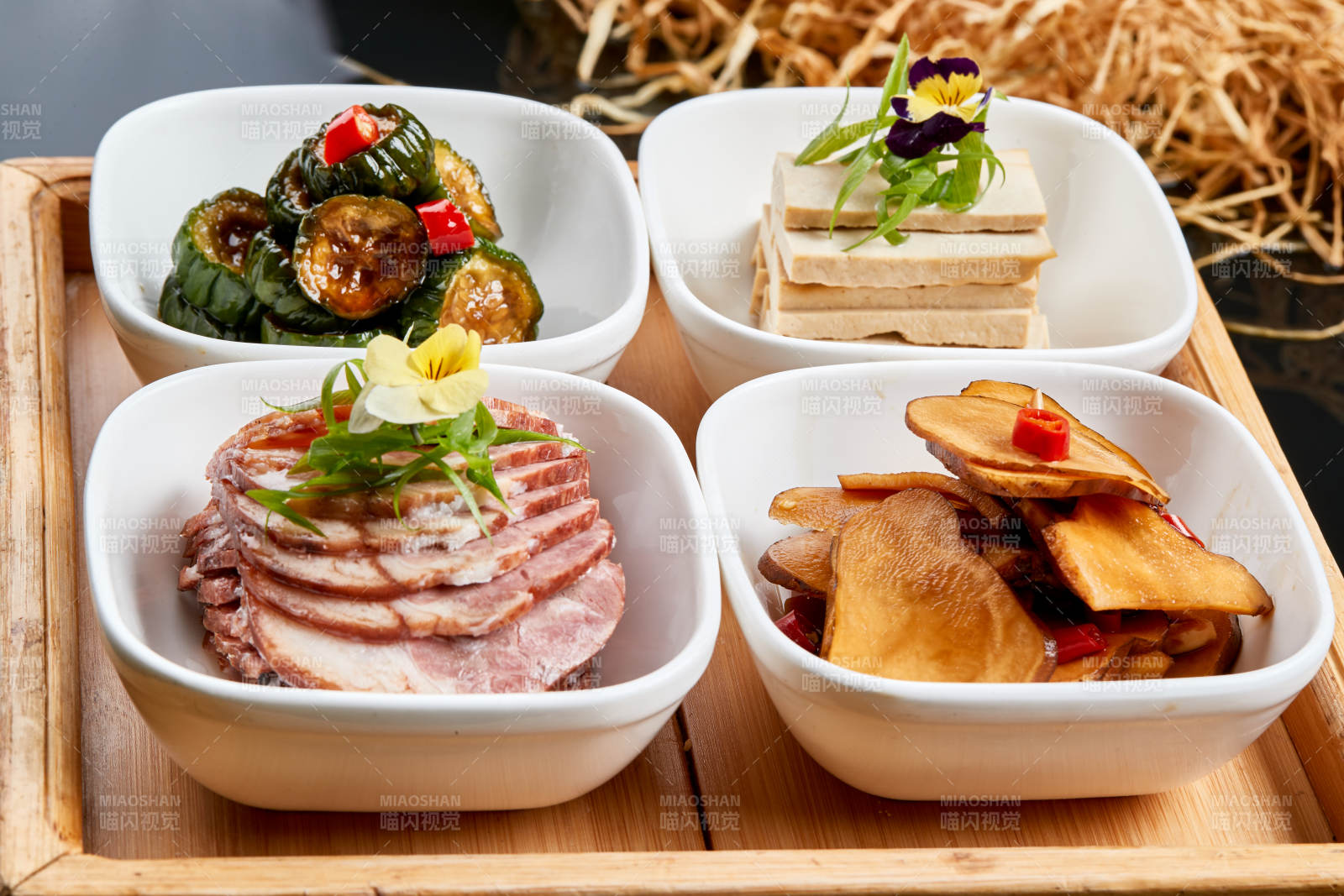 木质方桌摆放的农家四碗香