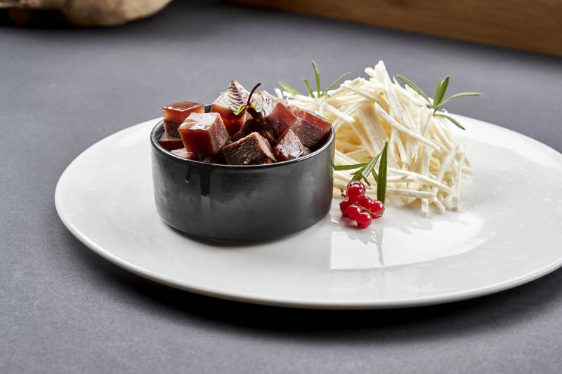 美味凉菜马牙山药丝配熏酱猪方肉