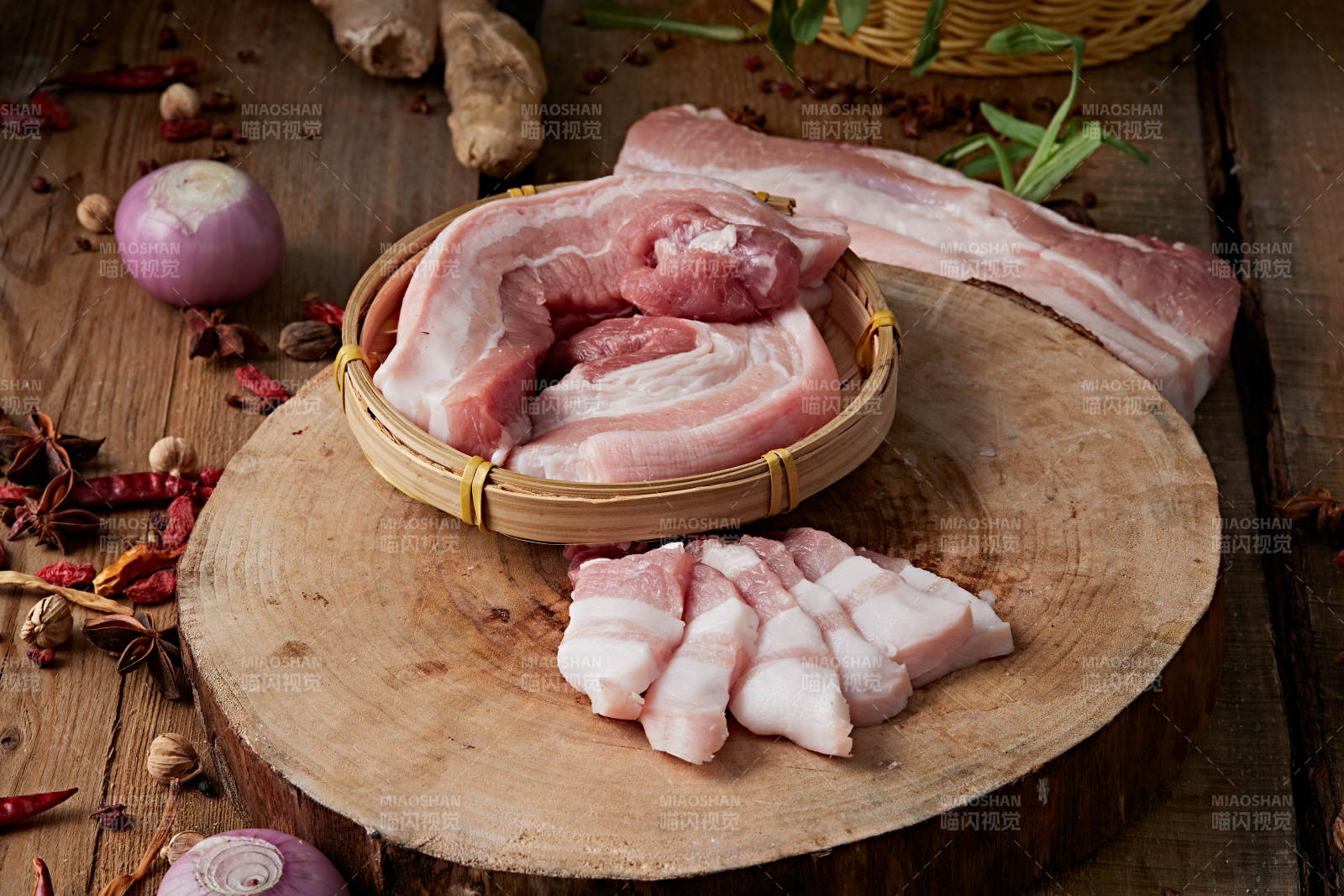 检疫合格的屠宰生鲜猪肉-摄影图