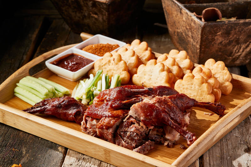 脆皮香酥鸭配油炸花馍