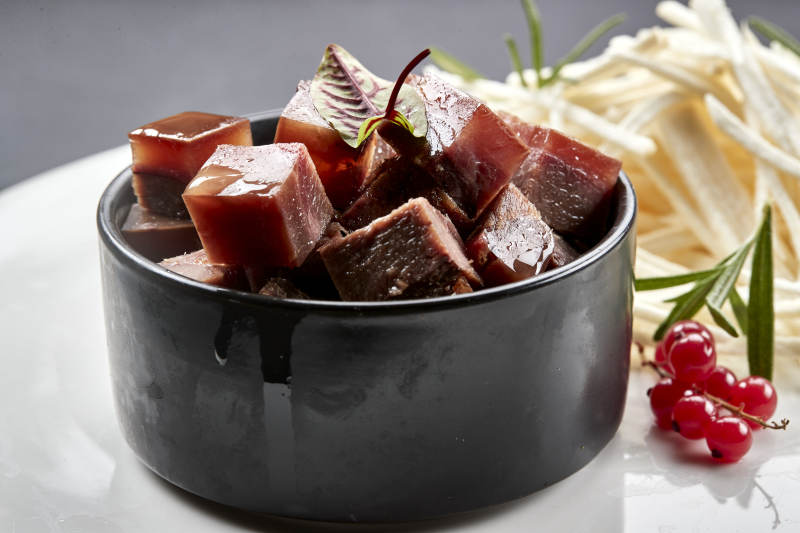 美味凉菜马牙山药丝配熏酱猪方肉