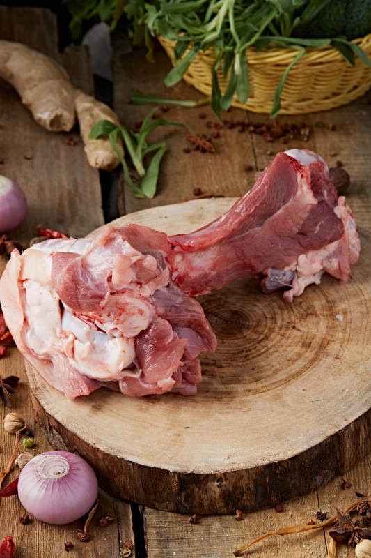 白色背景下的生鲜猪棒骨