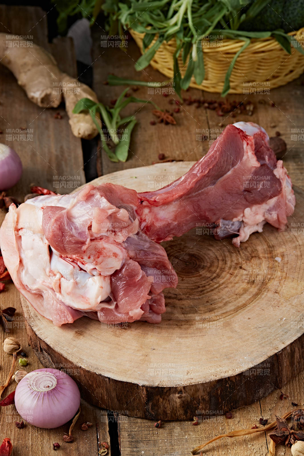 白色背景下的生鮮豬棒骨