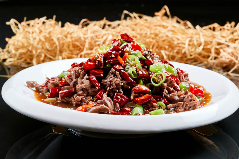 白色瓷盘装的水煮香辣牛要花