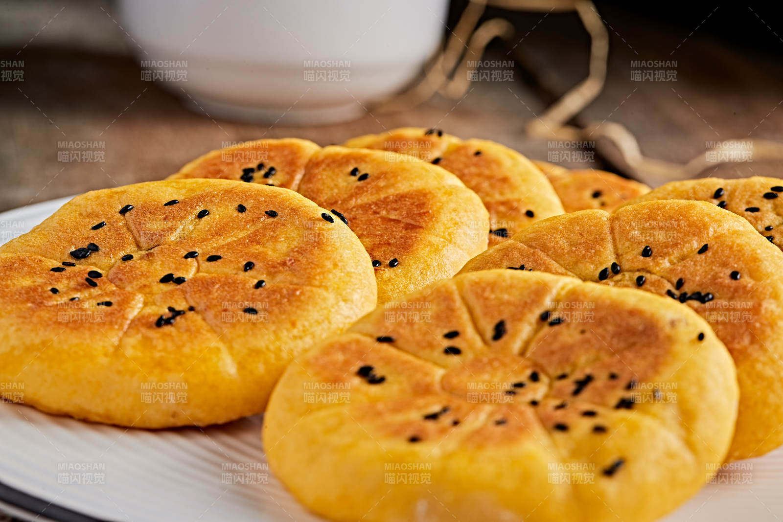 白色瓷盘装粗粮豆沙饼图片