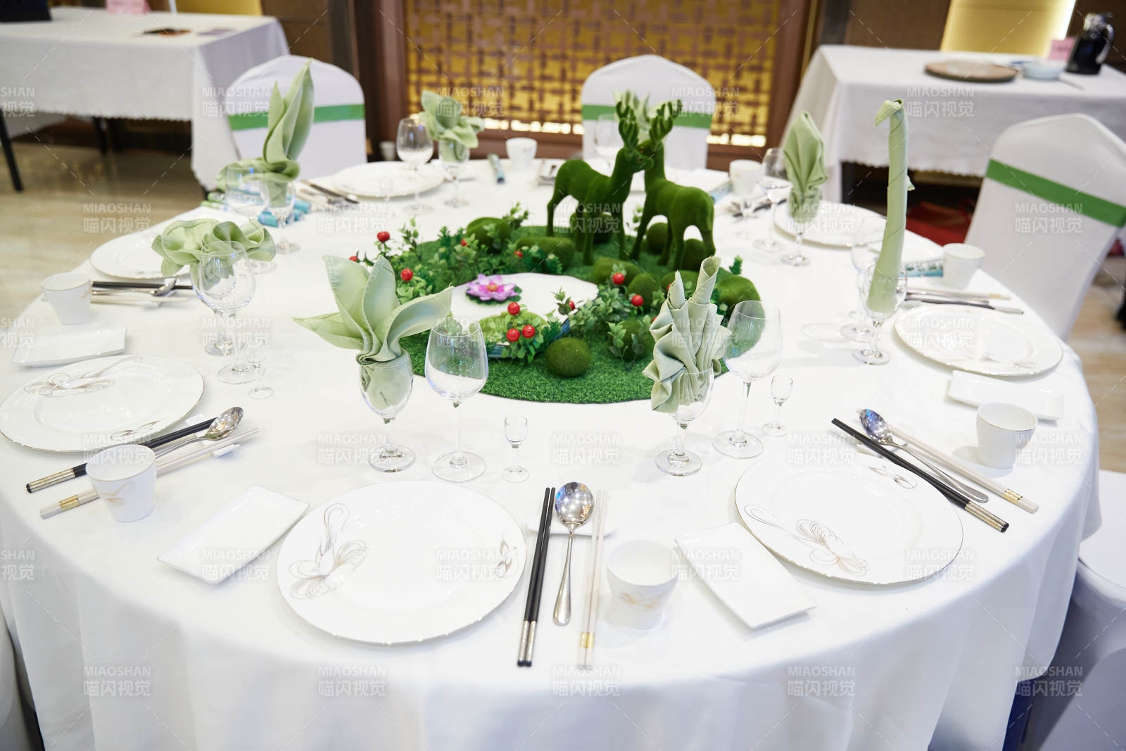 人与食物紧张忙碌的中餐厨房-摄影图