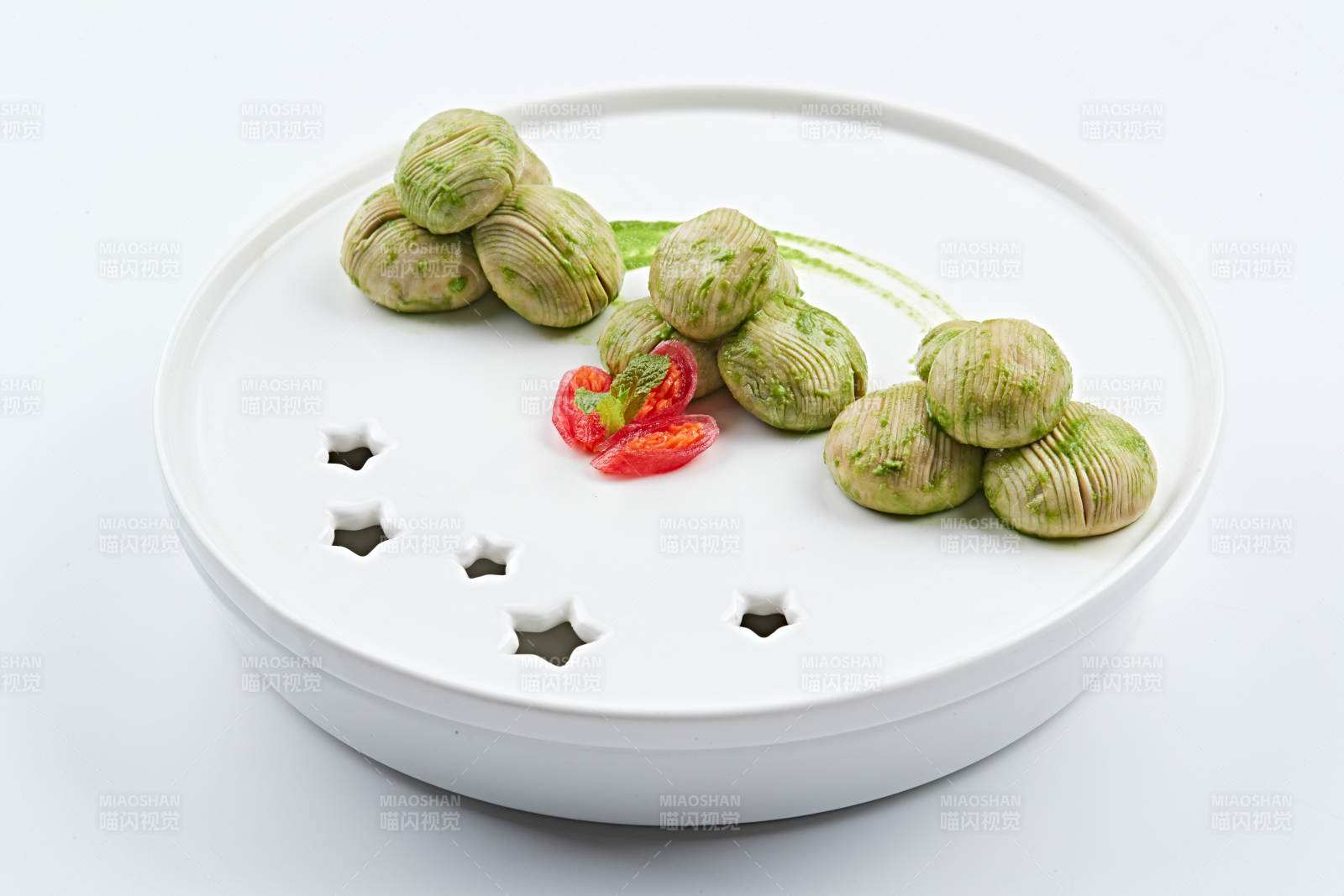 白色瓷餐具装的抹茶鲜口蘑