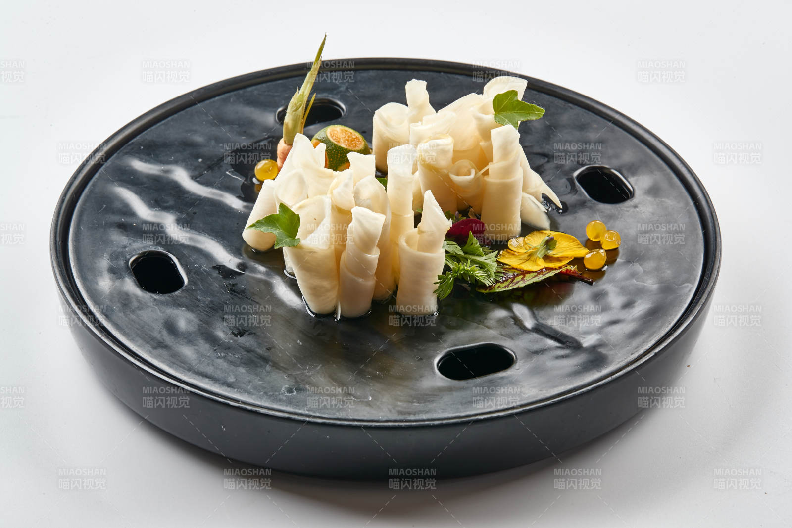 黑色瓷餐具装的鲜杏鲍菇刺身卷