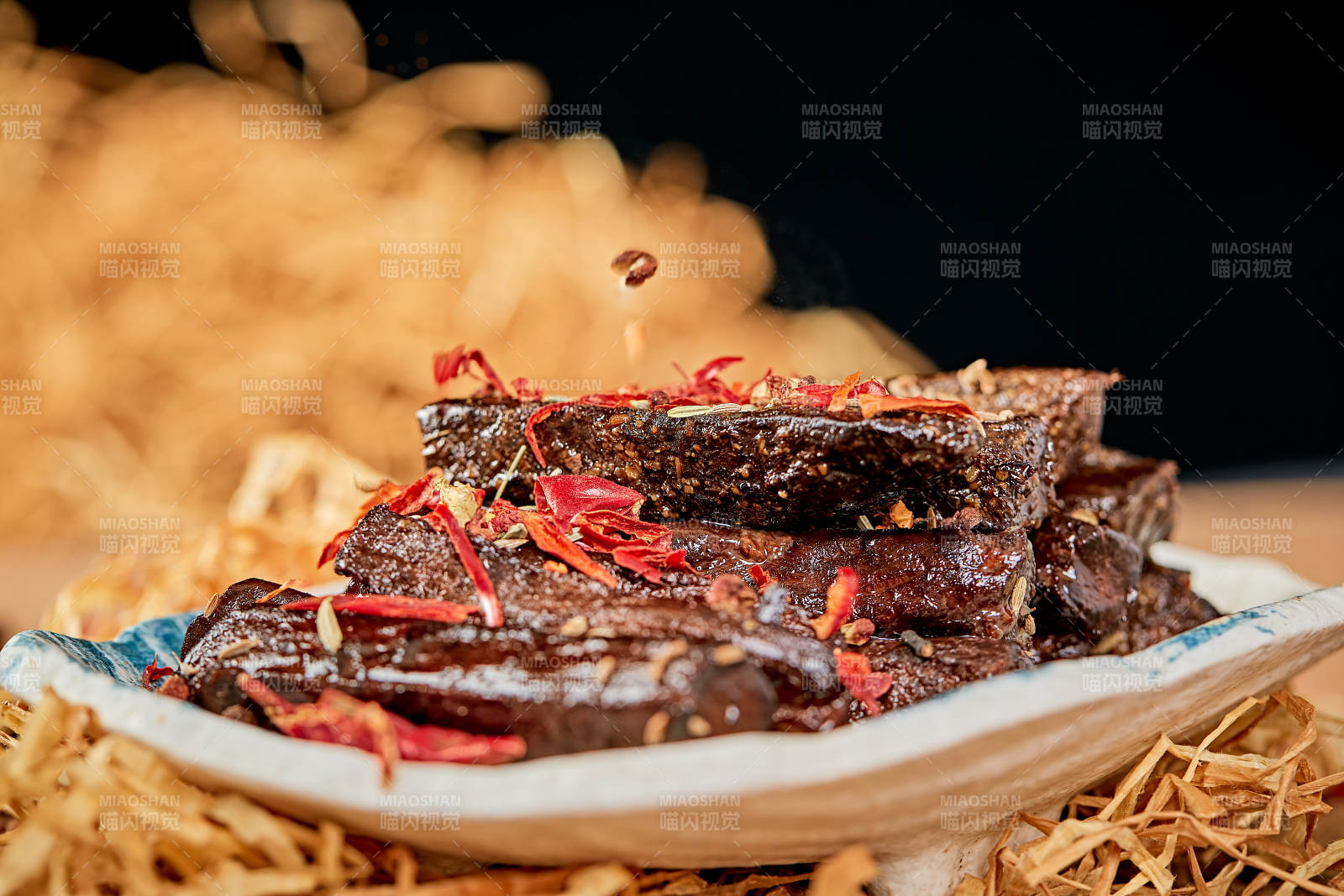 陶瓷餐具装摆的内蒙古特产牛肉干