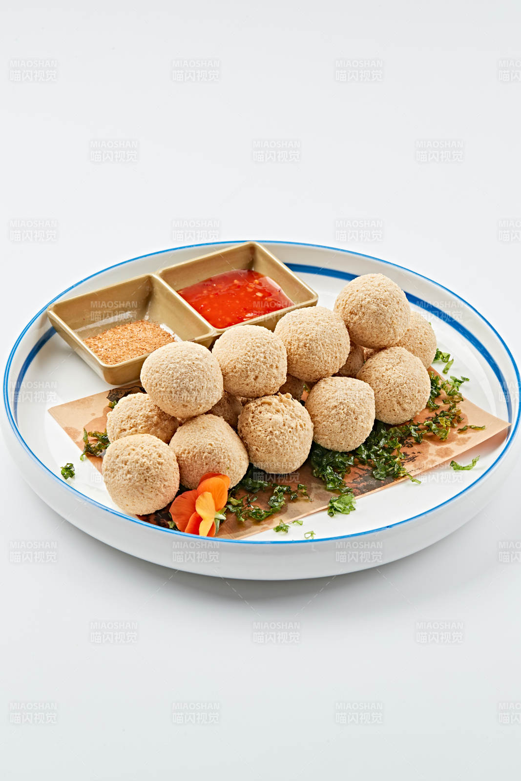 白色瓷盤裝的油炸豆腐鵪鶉蛋丸子