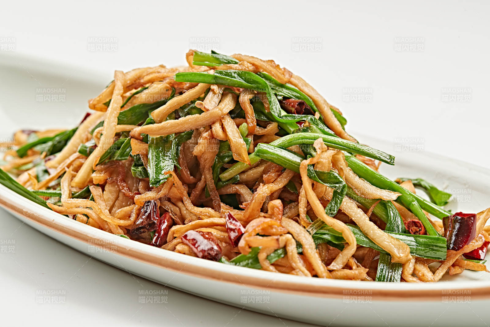 白色瓷盘装的韭菜辣炒杏鲍菇