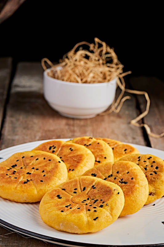 白色瓷盘装粗粮豆沙饼